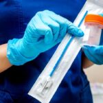 Rak szyjki macicy - kobieta trzymająca zestaw do wykonywania cytologii.